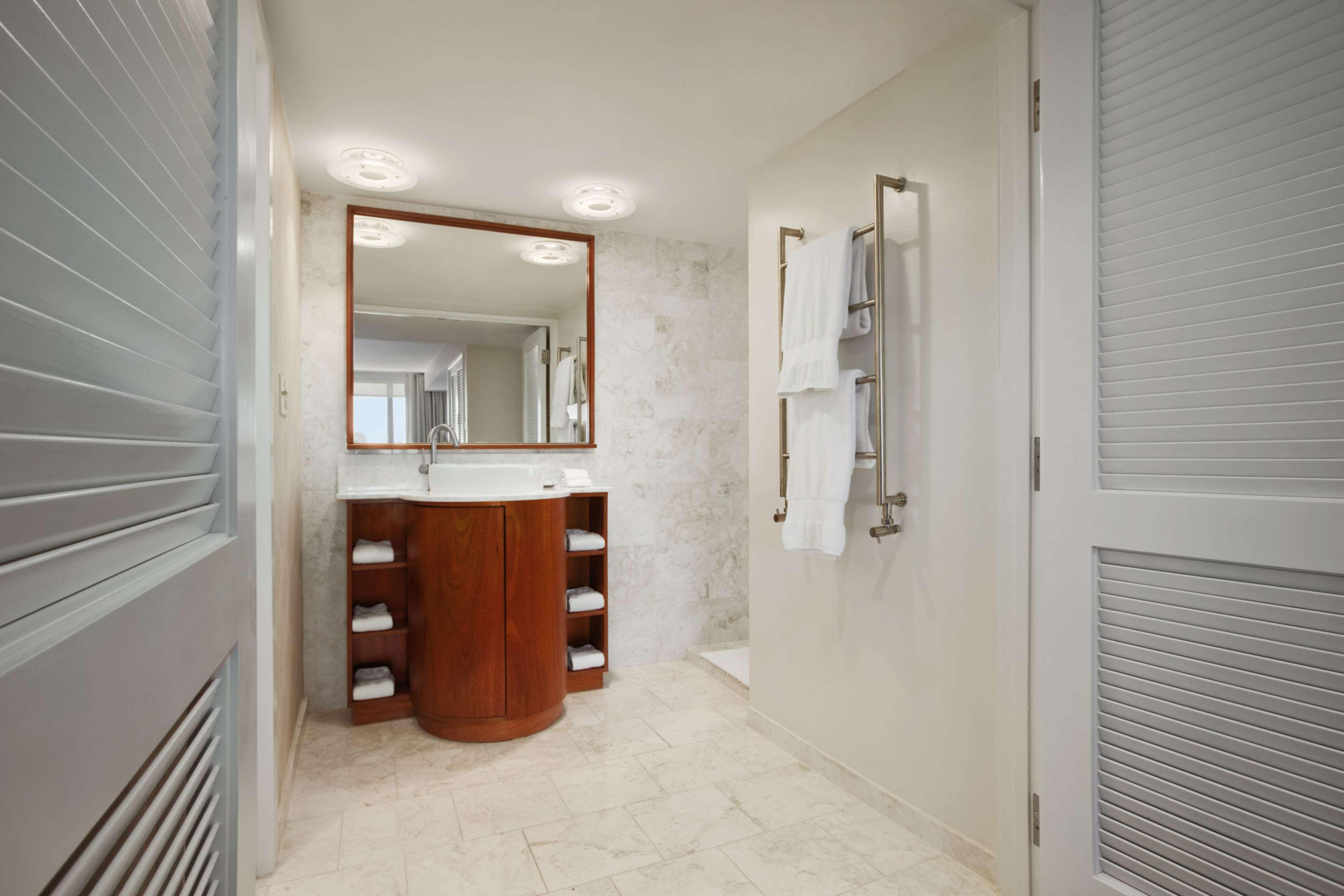 Hilton Miami Airport Blue Lagoon Экстерьер фото