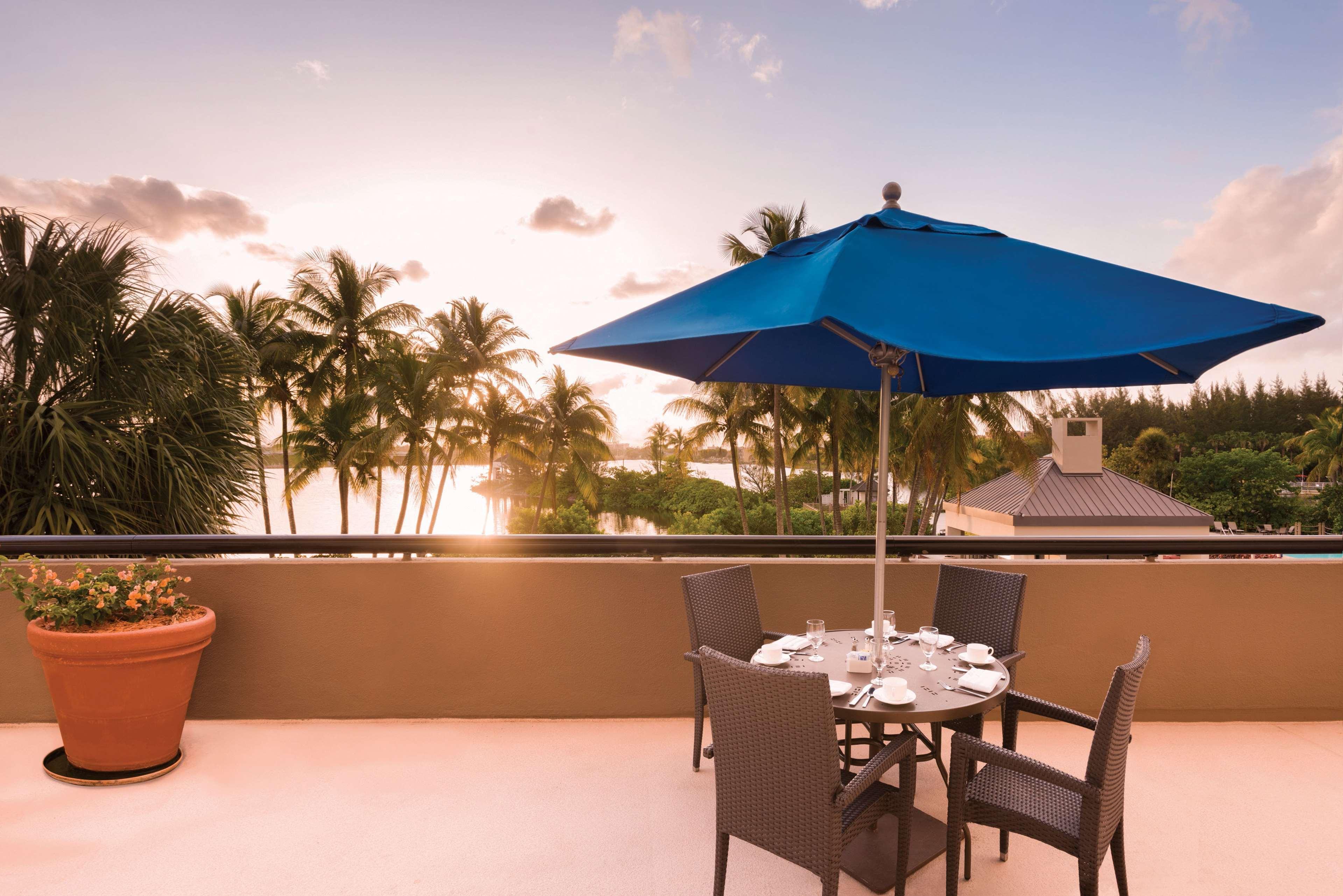 Hilton Miami Airport Blue Lagoon Экстерьер фото