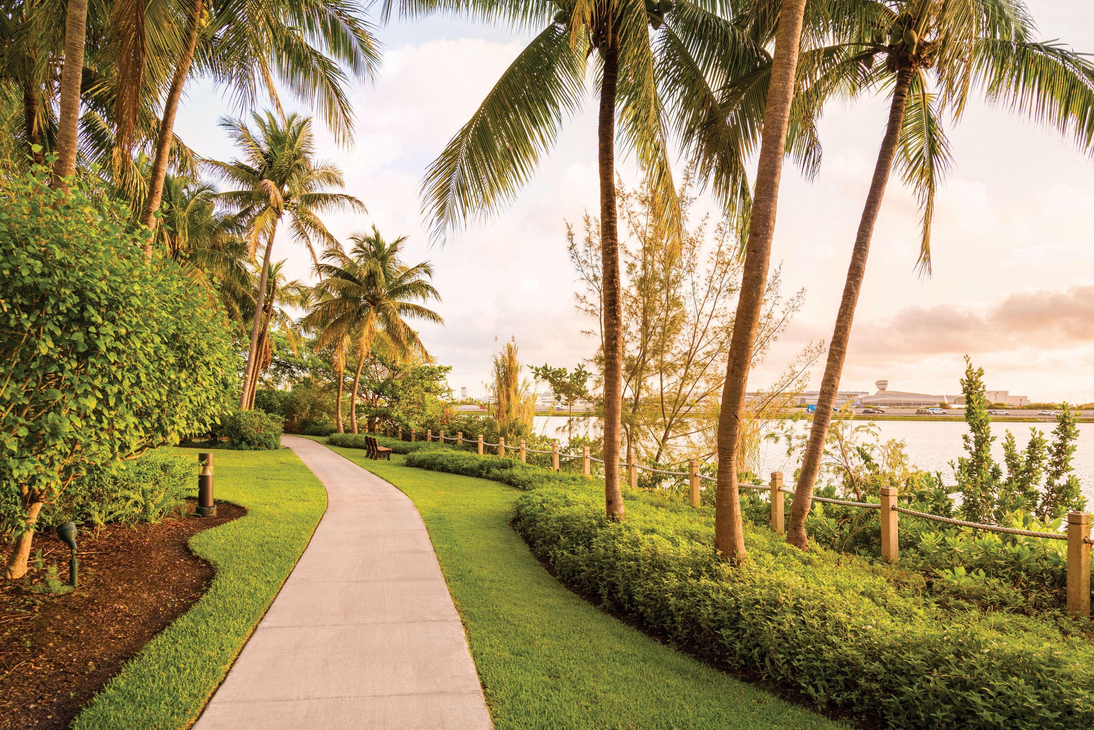 Hilton Miami Airport Blue Lagoon Экстерьер фото