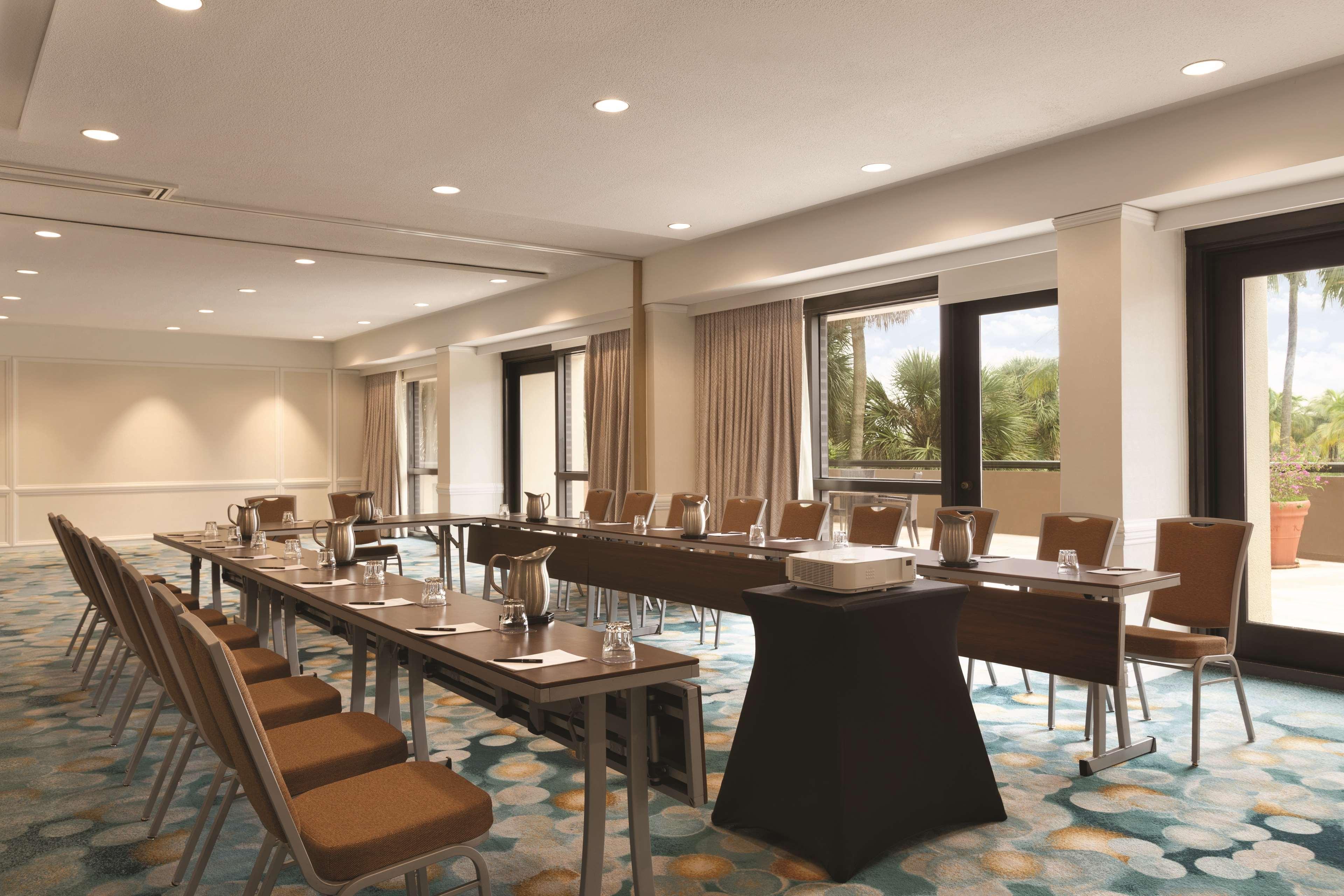 Hilton Miami Airport Blue Lagoon Экстерьер фото