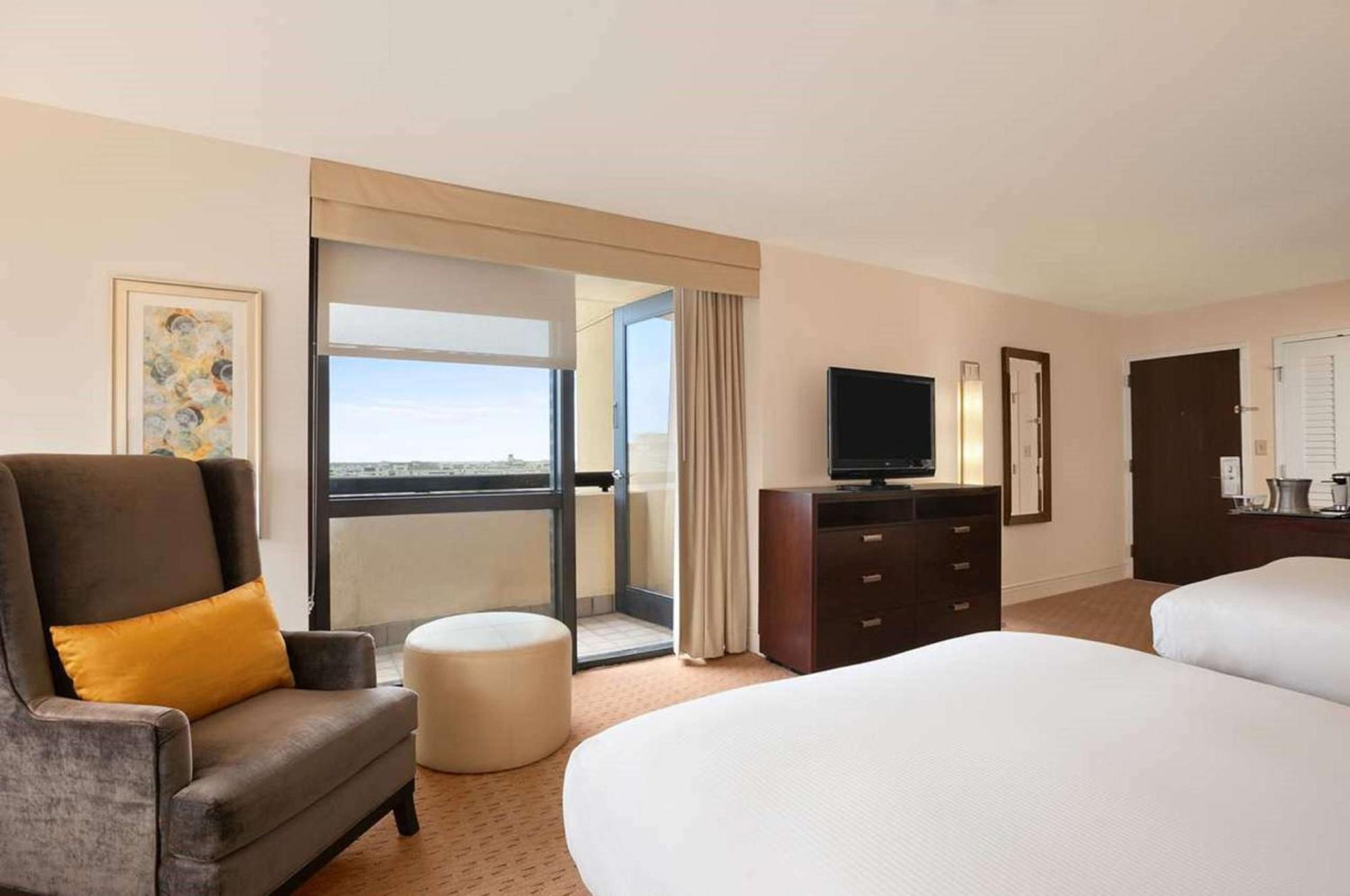 Hilton Miami Airport Blue Lagoon Экстерьер фото