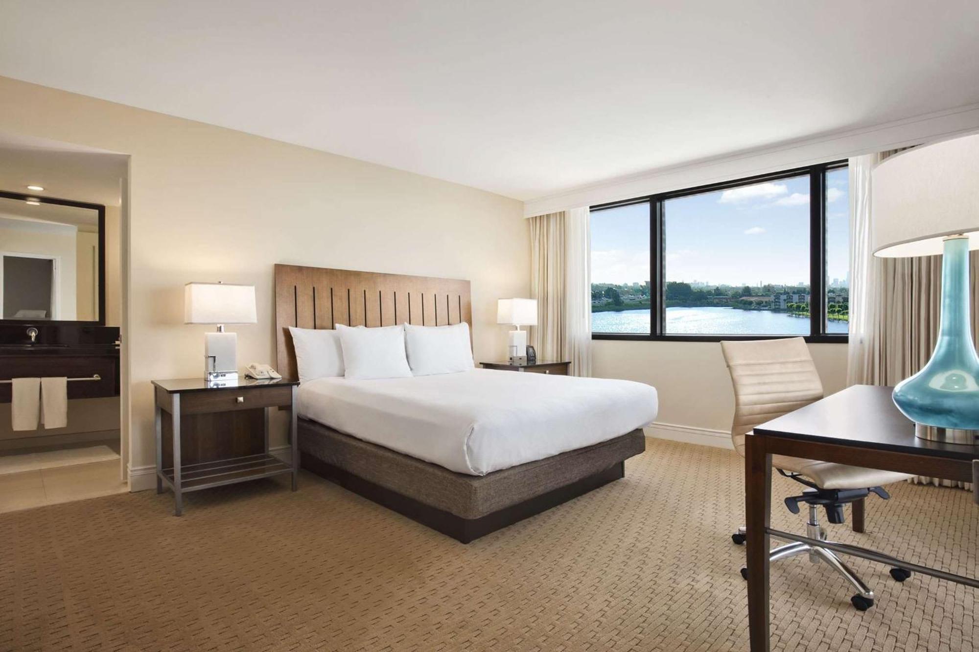 Hilton Miami Airport Blue Lagoon Экстерьер фото