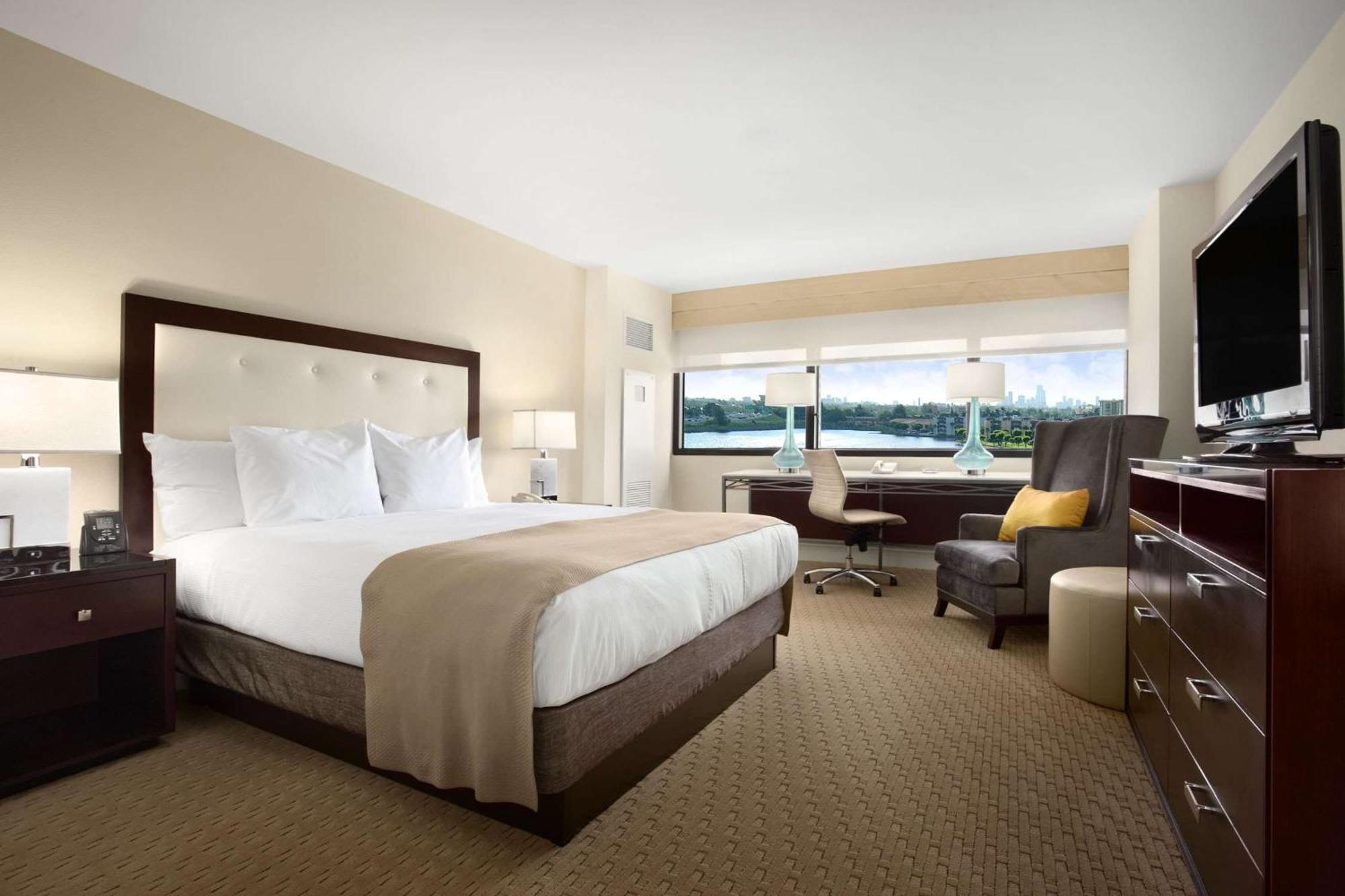 Hilton Miami Airport Blue Lagoon Экстерьер фото