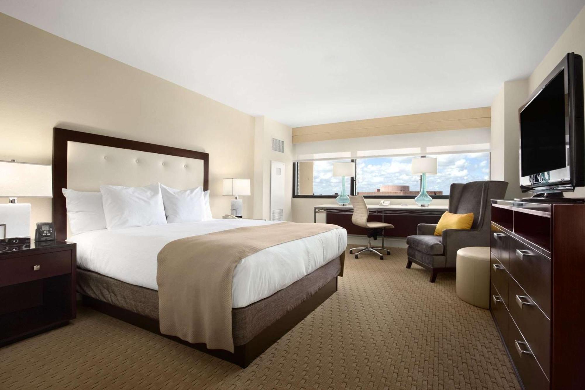 Hilton Miami Airport Blue Lagoon Экстерьер фото