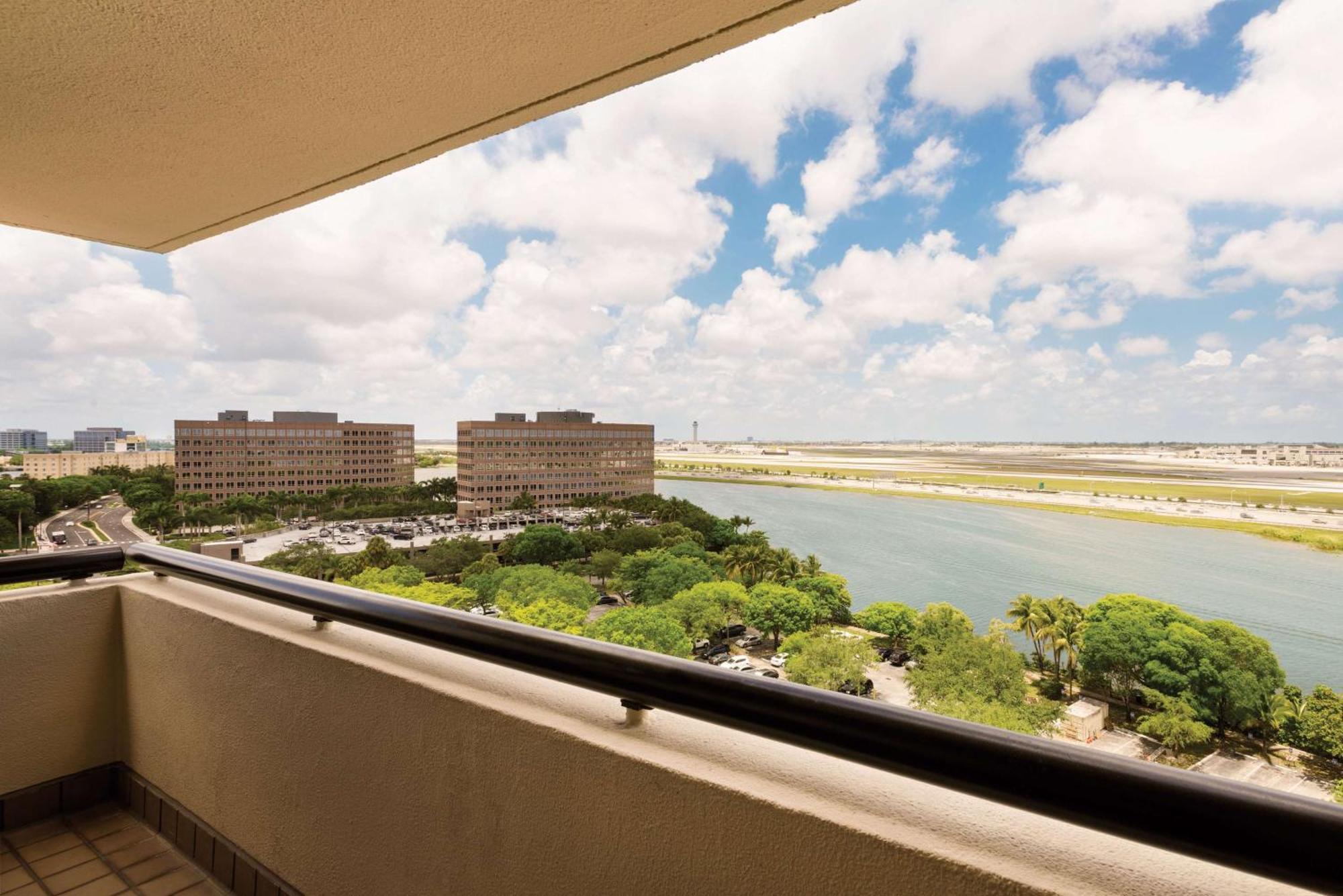 Hilton Miami Airport Blue Lagoon Экстерьер фото